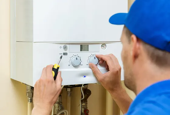 Técnico ajustando los controles de un equipo a gas recién instalado